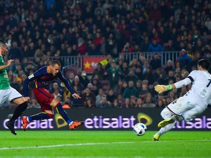 Sandro firma el primer gol del Barcelona. 