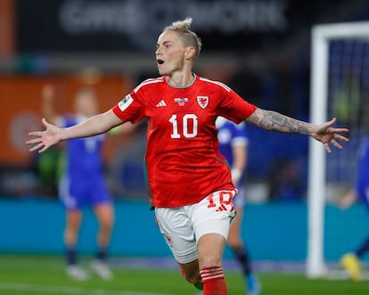 La futbolista Jessica Fishlock celebra un gol con la selección femenina de Gales.