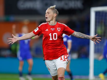 La futbolista Jessica Fishlock celebra un gol con la selección femenina de Gales.