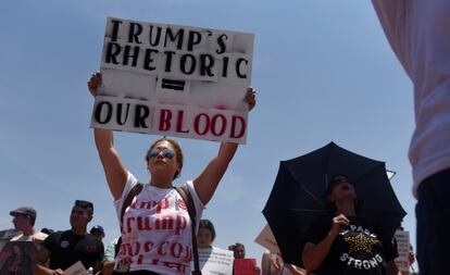 Una mujer en El Paso el jueves pasado con un cartel que dice: "La retórica de Trump es igual a nuestra sangre".