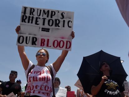 Una mujer en El Paso el jueves pasado con un cartel que dice: "La retórica de Trump es igual a nuestra sangre".