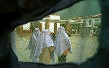 Mujeres de Málaga, vistas a través de un <i>burka</i> como el que vistieron ayer.