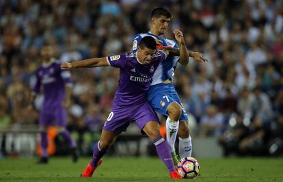 James controla el esférico ante Gerard Moreno.