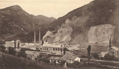 Imagen histórica de la cementar de Tudela Veguín (pueblo natal del artista) símbolo de las víctimas del deterioro ambiental.