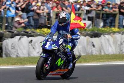 Dani Pedrosa, con la bandera española, festeja su segundo título mundial en 250cc, tercero en total.