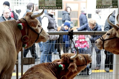 Varias vacas en la feria de Abadiño.