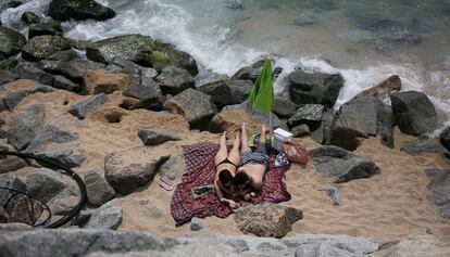 Un par de bañistas en la playa de Monsolis, que apenas tiene arena. 
 