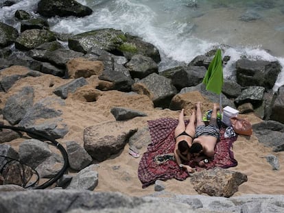 Un par de bañistas en la playa de Monsolis, que apenas tiene arena. 
 