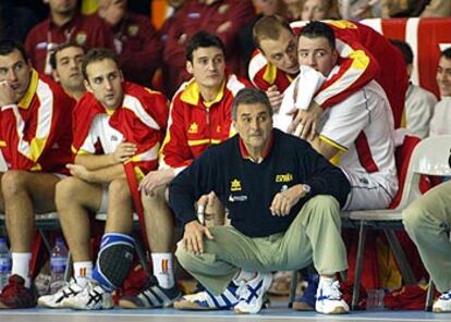 Argilés, en el banquillo junto a algunos jugadores, durante un partido de preparación.