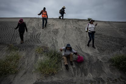 Familiares de desaparecidos buscan restos humanos en una playa de Baja California (México), en abril de 2023.