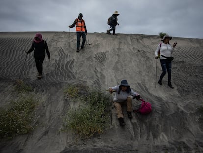 Familiares de desaparecidos buscan restos humanos en una playa de Baja California (México), en abril de 2023.