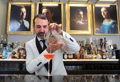David Pérez, barman del Hotel Mandarin Oriental Ritz de Madrid, ultima la elaboración del cóctel Lucien Gaudin.