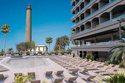 Un hotel de cinco estrellas situado al sur de la isla, junto al icónico faro de Maspalomas. Ofrece desde habitaciones deluxe o superiores hasta otras adaptadas a personas con movilidad reducida. Además, la piscina principal fue reformada recientemente.
Precio: desde 250 euros la noche para dos.