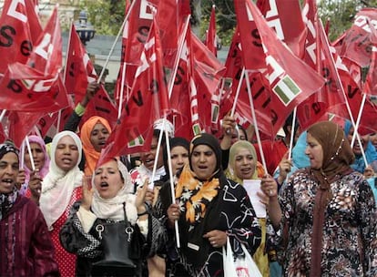 Un grupo de mujeres marroquíes que trabajan en las cosechas de Lepe (Huelva), durante la manifestación de ayer en Sevilla.