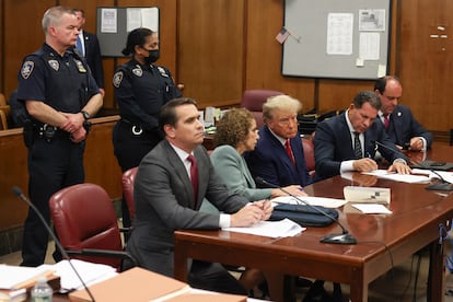 El expresidente Donald Trump,  junto al equipo legal que le defiende por el 'caso Stormy Daniels'  ante un tribunal de Manhattan.