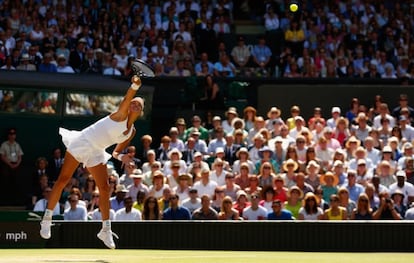 Muguruza golpea la pelota durante la final.