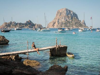 El islote de Es Vedrà, visto desde Cala d’Hort (Ibiza).