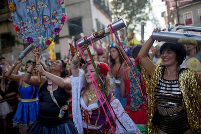 Diversidade na fantasia dos músicos do bloco 'Céu na Terra', no Rio de Janeiro, neste sábado