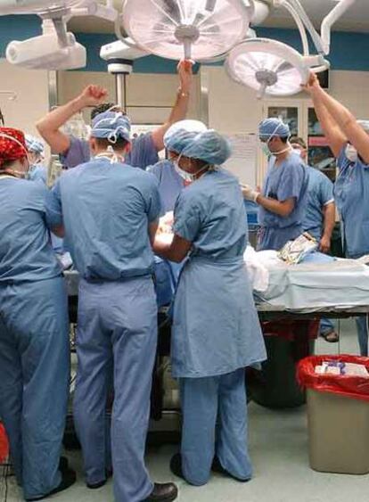 Un grupo de médicos en un quirófano.