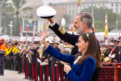 Los reyes Felipe VI y Letizia despiden en Cdiz a la princesa de Asturias.