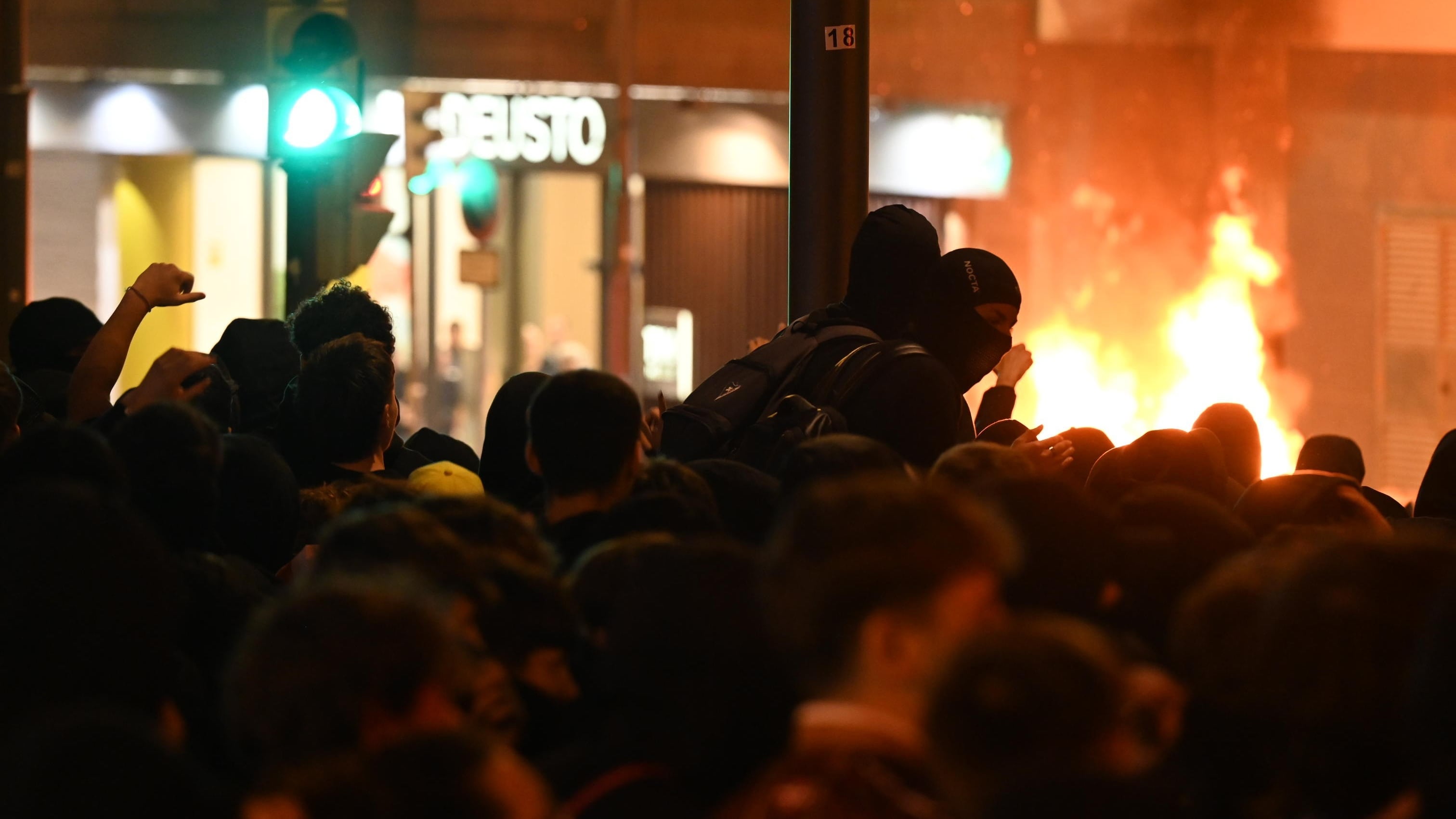 Bilbao busca respuestas a las dudas sobre quién está detrás de los disturbios