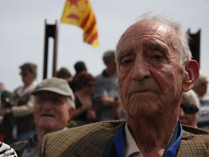 Un tren conmemorativo del exilio ha viajado desde Barcelona a la frontera francesa con 300 personas. A los 12 años, Josep Prats ya sabía que quería ser electricista. A los 18, huía de su país, hundido, y derrotado tras luchar con el ejército republicano. Cerca de cumplir los 89, ha sido el más viejo en el acto en recuerdo al exilio del cerro de Belitres.