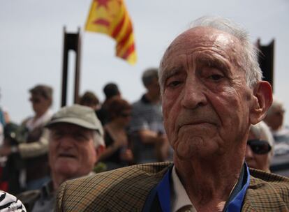 Un tren conmemorativo del exilio ha viajado desde Barcelona a la frontera francesa con 300 personas. A los 12 años, Josep Prats ya sabía que quería ser electricista. A los 18, huía de su país, hundido, y derrotado tras luchar con el ejército republicano. Cerca de cumplir los 89, ha sido el más viejo en el acto en recuerdo al exilio del cerro de Belitres.