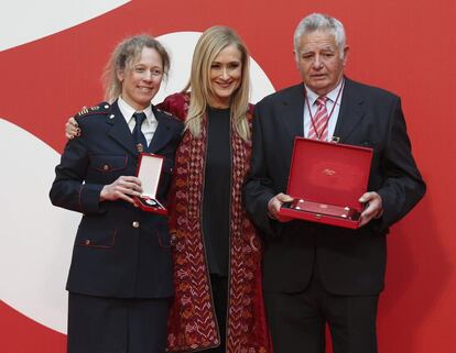 La presidenta regional Cristina Cifuentes posa con el primer Jefe de Servicio de Bomberos, José Luis Calle (d), y la Jefa del Cuerpo de Bomberos de la Comunidad, Annika Coll (i), que han recogido la Medalla de Plata de Plata, otorgada al Servicio de Bomberos de la Comunidad de Madrid.