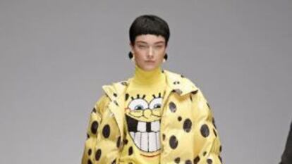 Modelo em um desfile de Jeremy Scott para Moschino veste camiseta com o rosto do Bob Esponja.