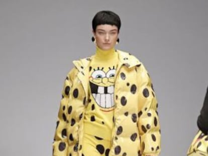 Modelo em um desfile de Jeremy Scott para Moschino veste camiseta com o rosto do Bob Esponja.