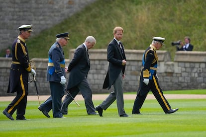 El príncipe Enrique con Carlos III (derecha del todo) y con su tío Andrés (centro de la imagen), el 19 de septiembre de 2022.