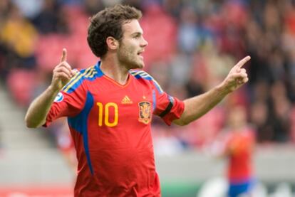 Mata, autor de dos goles, celebra el segundo, de penalti.