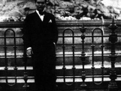 El poeta Federico García Lorca junto a la fuente de Cibeles.