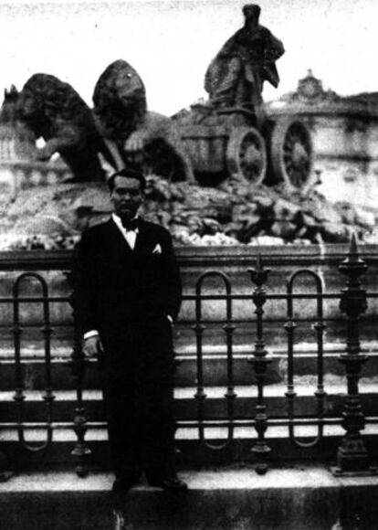 El poeta Federico García Lorca junto a la fuente de Cibeles.