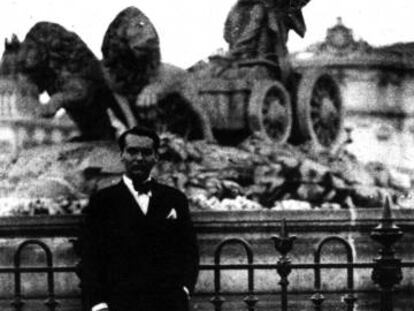 El poeta Federico García Lorca junto a la fuente de Cibeles.