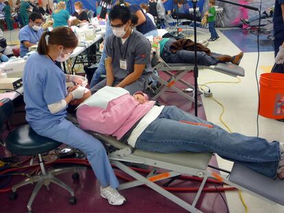 Estudiantes de Odontología atienden a los pacientes de la clínica móvil en Grundy, Virginia.