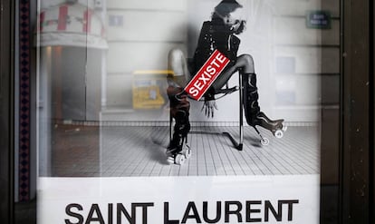 Una pegatina con la palabra sexista en la campaña de Yves Saint Laurent en París.