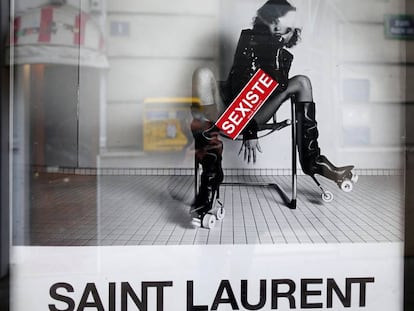 Una pegatina con la palabra sexista en la campa&ntilde;a de Yves Saint Laurent en Par&iacute;s.