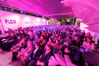 Público asistente a uno de los actos del Festival de Literatura Expandida de Magaluf (FLEM), el jueves por la noche.