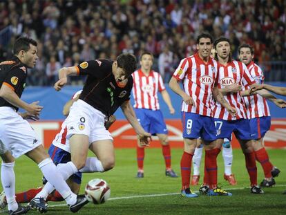 Juanito comete penalti sobre Zigic ante David Navarro, Camacho, Raúl García, Ujfalusi y Antonio López.