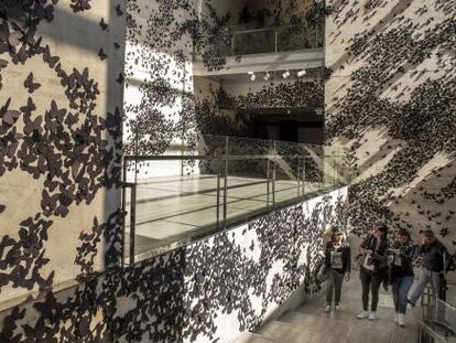 'Black cloud', de Carlos Amorales que rep els visitants del CCCB durant la celebració de l'exposició sobre Sebald.