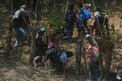 Quase 400 pessoas foram detidas, sendo que grande parte dos migrantes é composta por famílias com crianças pequenas. Na imagem, o grupo que tentava fugir das autoridades de migração mexicanas, em Pijijiapan, na segunda-feira, 22 de abril. 