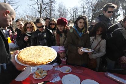 La protesta de los quiosqueros del Retiro culminó con un 'pic-nic' en el parque.