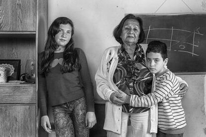 Bárbara López Osorio junto a sus nietos, Julieta, de 14 años, y Lucas, de 7, que nació antes de tiempo. Su madre, hija única de Bárbara, murió en el alumbramiento. Viven en La Plata (Argentina). "Mi hija dio la vida por este bebé, así que él, obligatoriamente, tenía que vivir".