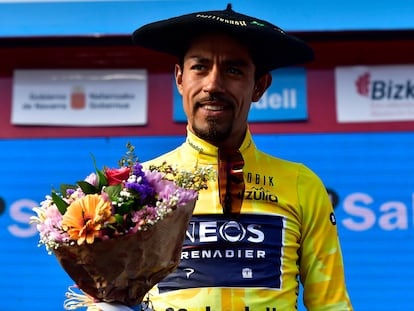 Daniel Martínez, en el podio tras ganar la Vuelta al País Vasco.