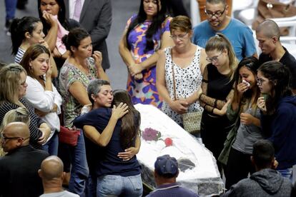 Cientos de familiares, amigos y vecinos acuden, a primera hora de la mañana de este jueves, al gimnasio municipal donde se celebra el velatorio de seis de las diez víctimas del tiroteo perpetrado en una escuela pública de Suzano (Brasil).