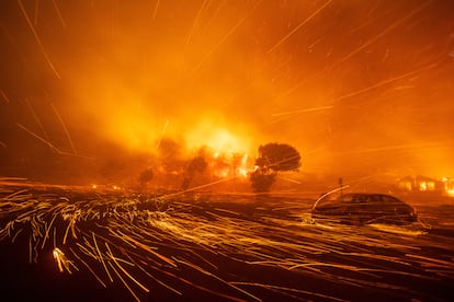 Los vientos de Santa Ana son un fenmeno meteorolgico que influye de forma significativa en el clima de California y en la temporada de incendios, como se ve en los actuales incendios que al momento arrasan en el condado de Los ?ngeles. 