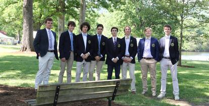 Felipe Marichalar, cuarto por la izquierda, con algunos de sus compañeros de clase el día de su graduación en una foto publicada por su colegio en su perfil de Facebook.