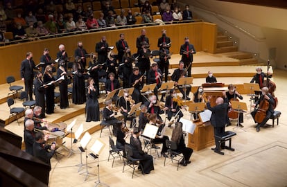 Visión de conjunto del Coro y la Orquesta Barroca de Ámsterdam durante su concierto en la Sala Sinfónica del Auditorio Nacional.