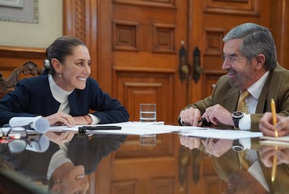 Claudia Sheinbaum y Juan Ramón de la Fuente, canciller mexicano, durante la conversación con el presidente electo Donald Trump.